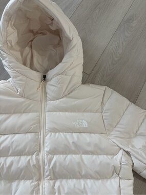 The North Face Women’s White Puffer Jacket SIZE LARGE